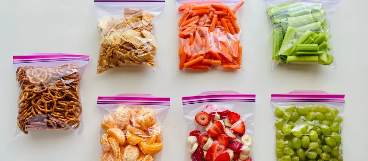 Comida guardada en bolsas de plástico con cierre
