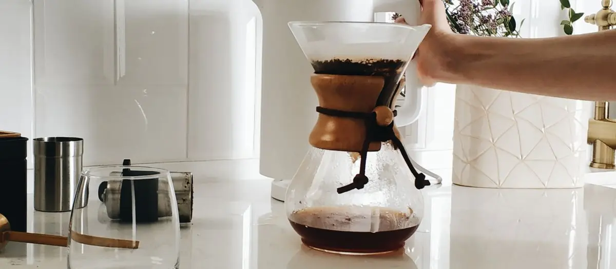 Café recién hecho en una jarra de cristal