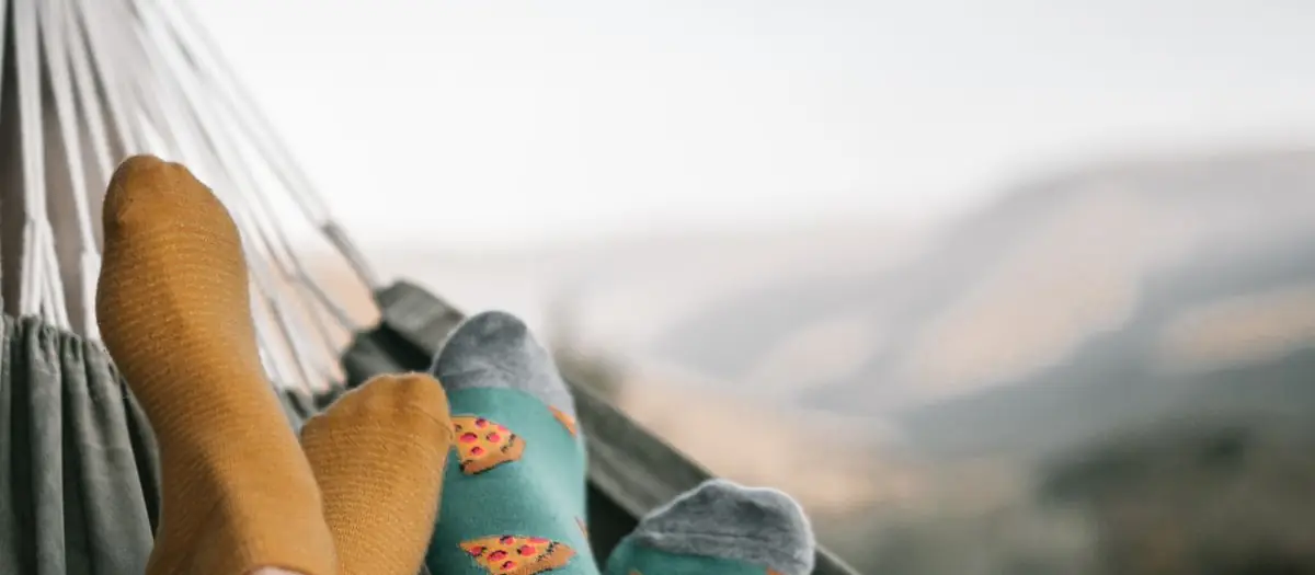 Pies con calcetines de colores en una hamaca