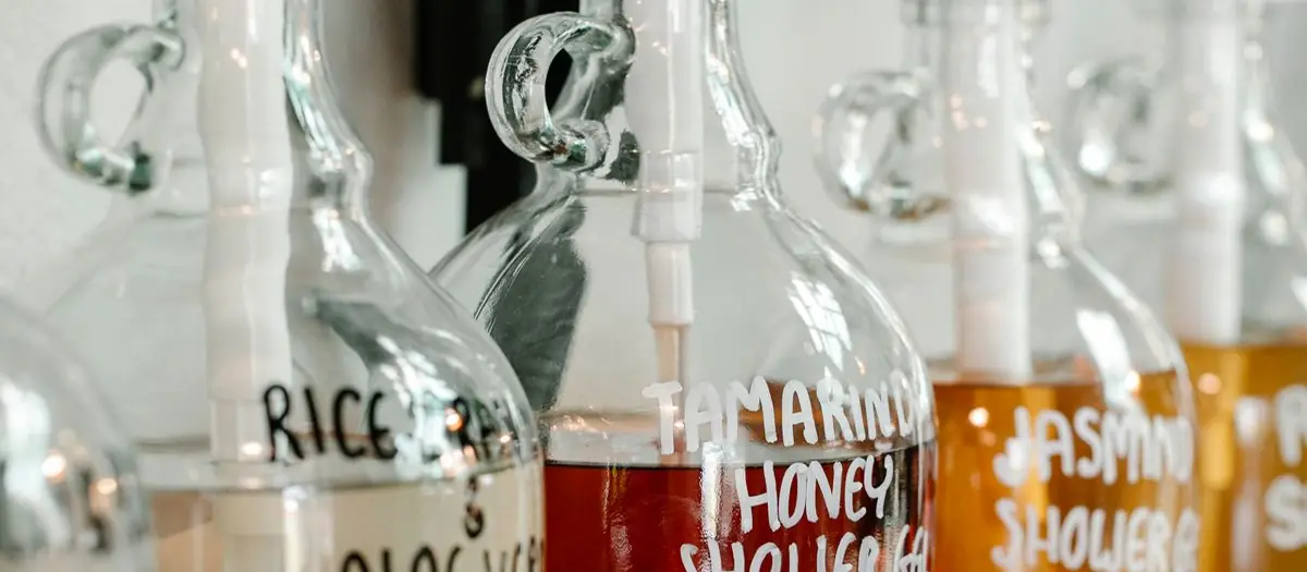 Botellas de champú y gel con dosificador