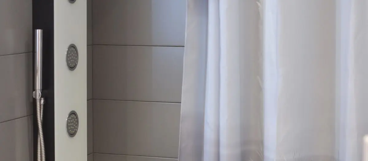 Ducha moderna con cortina blanca