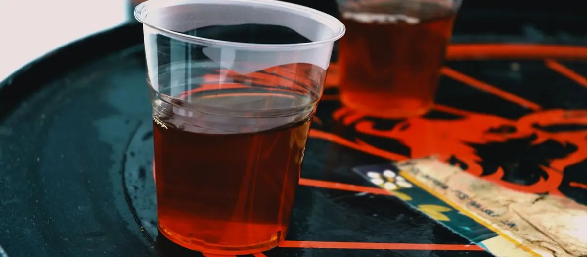 Vasos de plástico transparente con bebida
