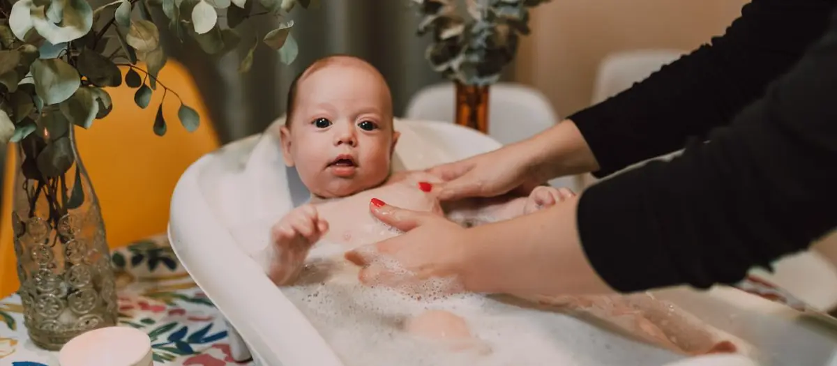 Madre con su bebé después del baño