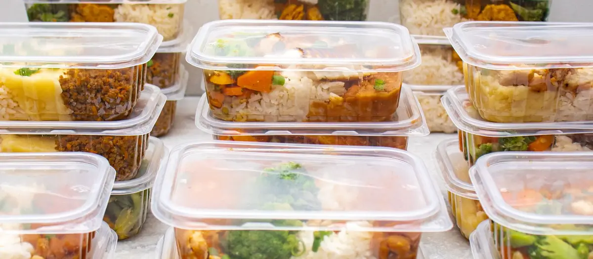 Táperes de plástico con comida preparada