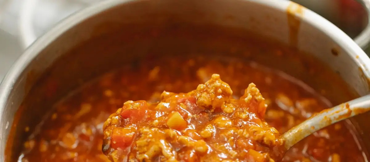 Salsa cocinándose en una olla